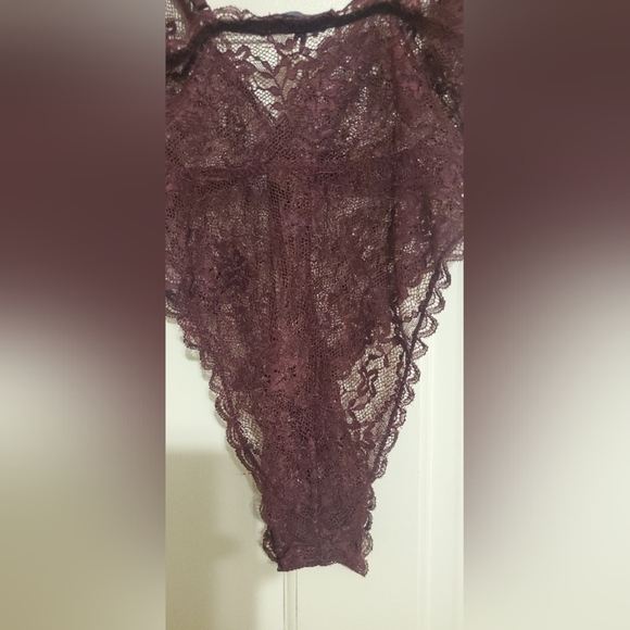 MAROON Lace bodysuit with a deep V-neck and thin straps - Picture 9 of 11